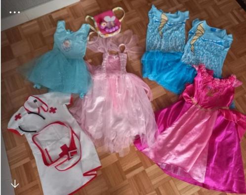 Verkleedkleren (4 jurkjes en een tasje), Kinderen en Baby's, Carnavalskleding en Verkleedspullen, Gebruikt, Jongen of Meisje, 122 t/m 128