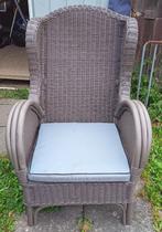 Taupe geverfde rieten hoge tuinstoel, Ophalen, Gebruikt, Wicker