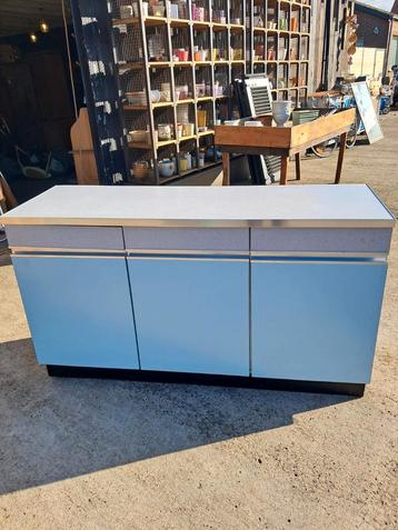 Vintage licht blauwe kast beschikbaar voor biedingen