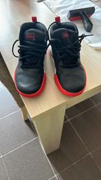 Basketball schoenen adidas maat 35,5, Sport en Fitness, Basketbal, Ophalen, Zo goed als nieuw, Schoenen
