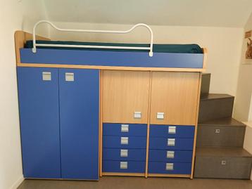 Hoogslaper met onderkasten en trap