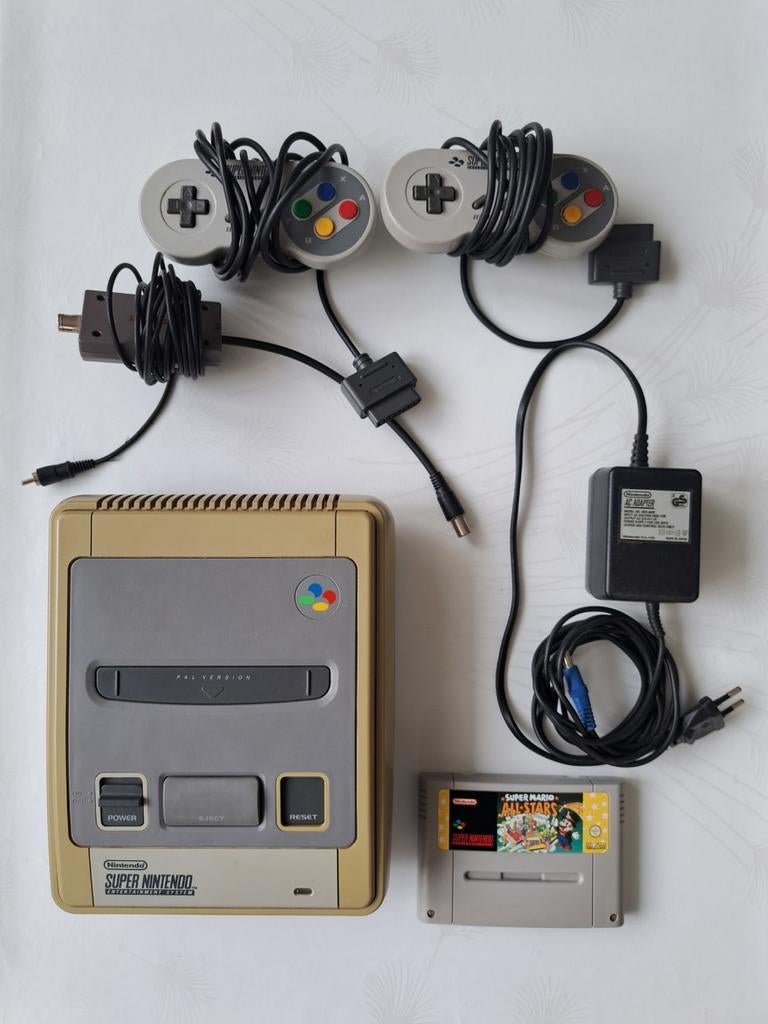 Zeer mooie Super Nintendo met 2 controllers + bedrading + ga, Games en Spelcomputers, Spelcomputers | Nintendo Super NES, Zo goed als nieuw