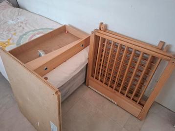 Houten babypark met bekleding en matras beschikbaar voor biedingen