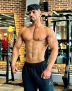 Charmante femme qui aime passer un bon moment avec une sport