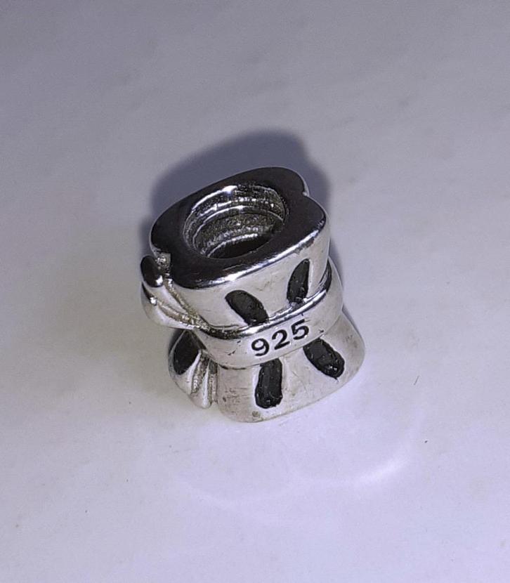 Bedel Charm voor bedelarmband strik zilver, Handtassen en Accessoires, Bedels, Nieuw, Overige merken, Zilver, 1 bedel, Verzenden