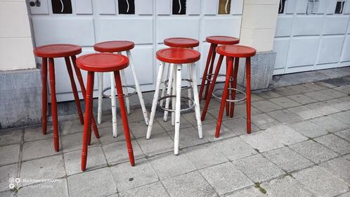7 oude barkrukken om op te frissen, Huis en Inrichting, Barkrukken, Gebruikt, 60 tot 90 cm, Hout, 5 krukken of meer, Met voetsteun