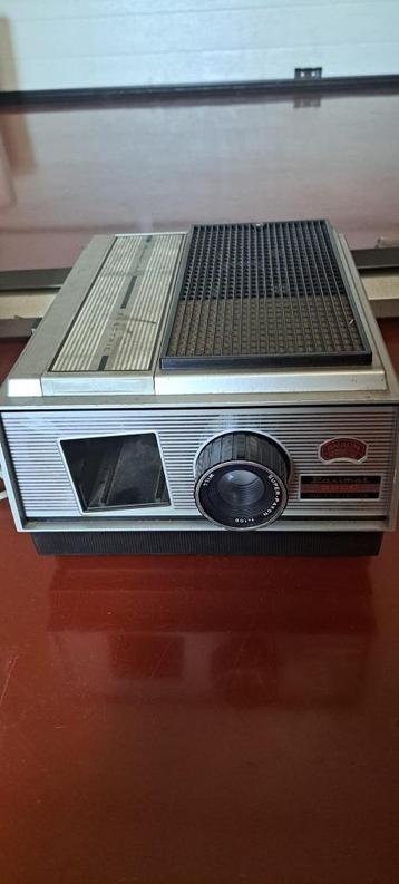 1970's Vintage Braun Paximat Diaprojector & Projecta Scherm beschikbaar voor biedingen