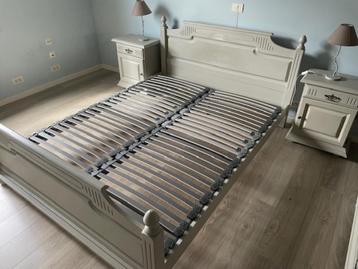 Slaapkamer: Bed + lattenbodem + 2 nachtkastjes beschikbaar voor biedingen