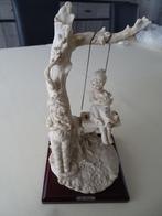 AV Statuette garçon et fille sur balançoire, Antiek en Kunst, Ophalen