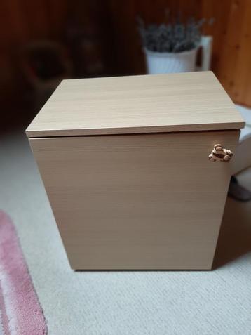 houten nachtkastje beschikbaar voor biedingen