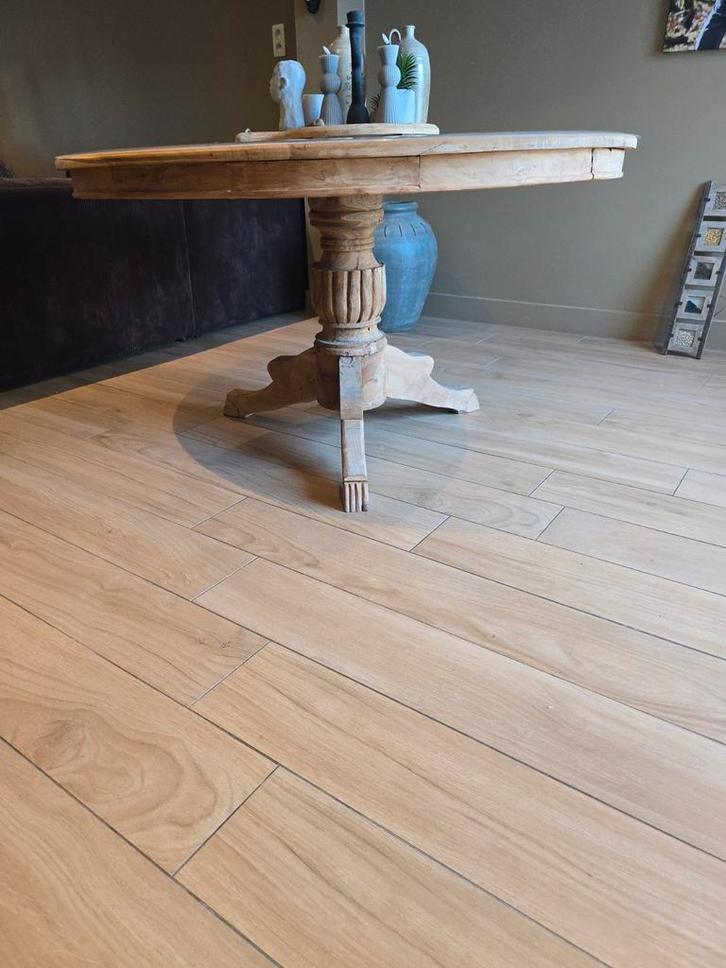 Prachtige ronde eettafel in massief hout, Huis en Inrichting, Stoffering | Vloerbedekking, Ophalen
