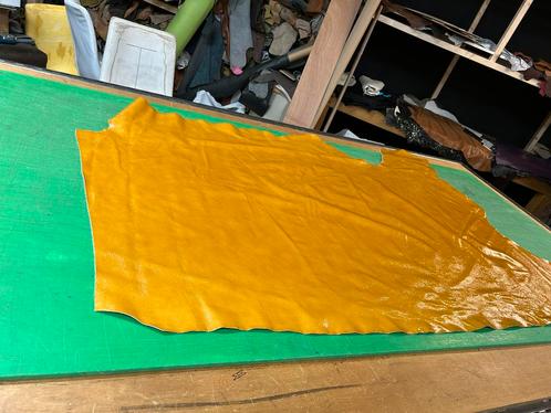 Goud kleur Italiaanse halve huiden 1.3 mm soepel en glans, Hobby en Vrije tijd, Stoffen en Lappen, Zo goed als nieuw, Ophalen of Verzenden