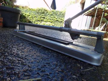 Tegelsnijder beschikbaar voor biedingen