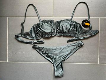 Bikini beschikbaar voor biedingen