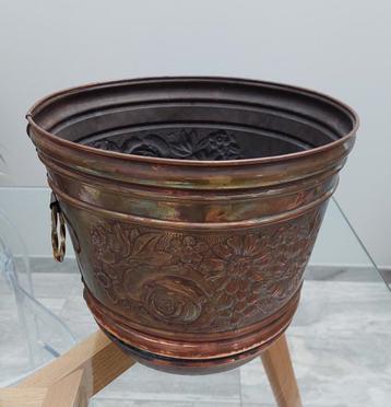 Cache pot en cuivre repoussé  beschikbaar voor biedingen