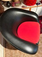 Fauteuil pivotant Skai noir coussin rouge Vintage