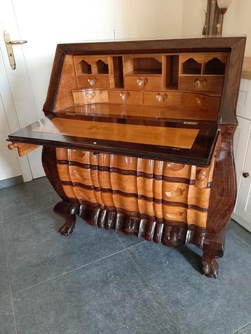 Secretaire beschikbaar voor biedingen