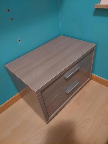 1 Persoonsbed en nachttafel beschikbaar voor biedingen