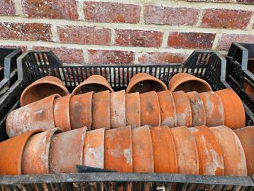 Oude handgevormde terracotta potjes beschikbaar voor biedingen