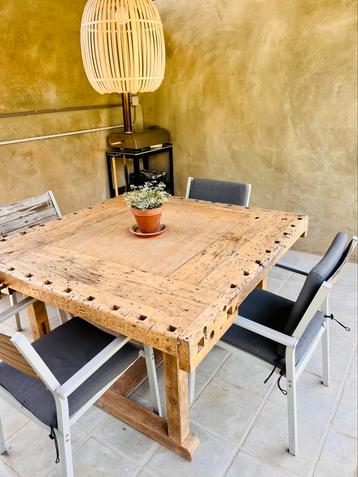 Stoere vintage werkbank als eettafel beschikbaar voor biedingen