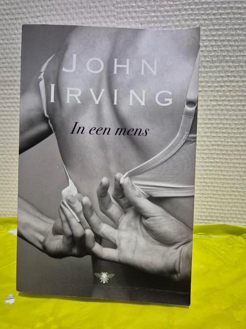 John Irving - In een mens, Boeken, Literatuur, Zo goed als nieuw, Ophalen