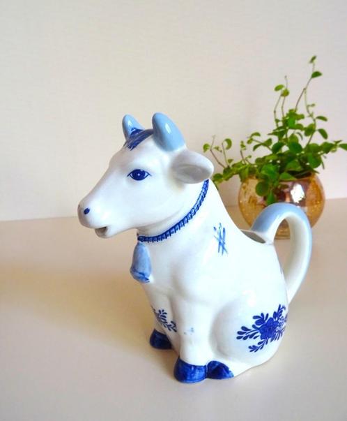 Delfts Blauw, handbeschilderd melkkannetje: zittende koe, Antiek en Kunst, Antiek | Keramiek en Aardewerk, Ophalen of Verzenden