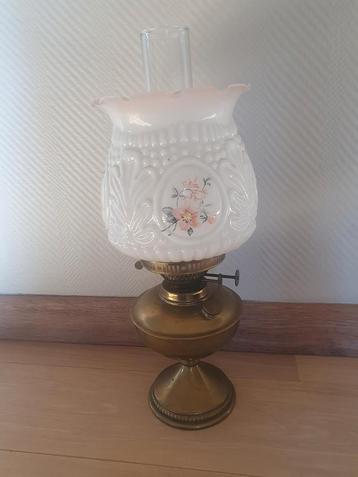 Mooie Engelse olielamp (antiek) beschikbaar voor biedingen