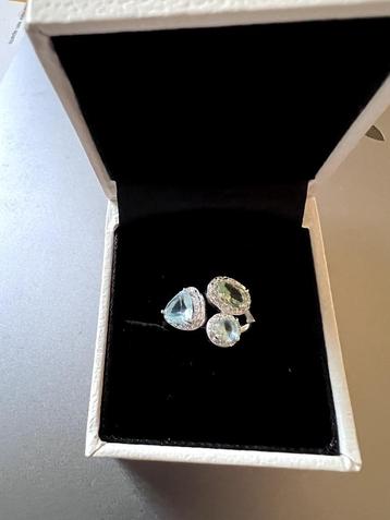 Zilveren ring met topaas, lichte smaragd en cubic zirconia. 