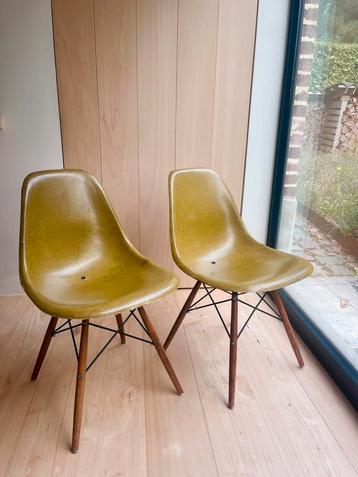 2 Originele Eames DSW Chairs – Herman Miller beschikbaar voor biedingen