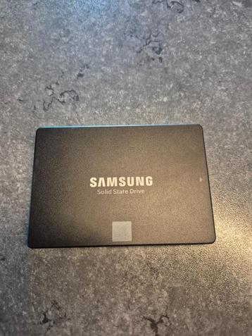 Dual docking station + SSD drive beschikbaar voor biedingen