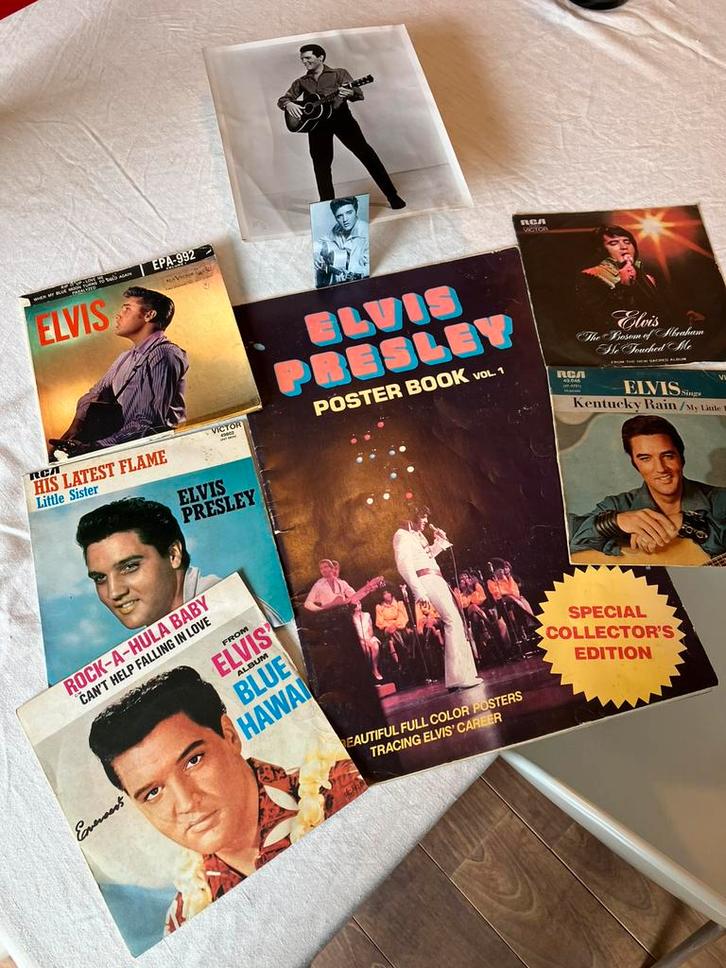 Collection Elvis ; singles, livre d'affiches, magnet, photo, CD & DVD, Vinyles Singles, Utilisé, Enlèvement ou Envoi
