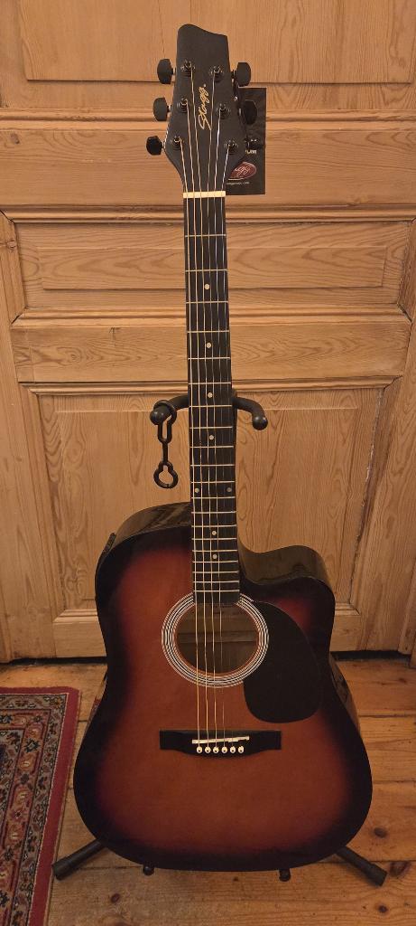 Electro-Acoustic folk guitar Stagg sw203CETU-vs, Musique & Instruments, Instruments à corde | Guitares | Acoustiques, Comme neuf