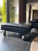 Design poef Jori Shiva JR-3960 in Lipano zwart leder, Huis en Inrichting, Zetels | Voetbanken en poefs, Ophalen, Gebruikt, Design