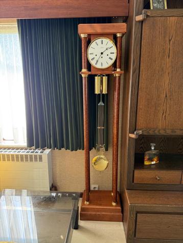 Open staande klok, afgewerkt in hoogwaardige materialen, Enlèvement, Comme neuf, Analogique, Horloge sur pied