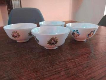 4 opaline ontbijtkommen beschikbaar voor biedingen