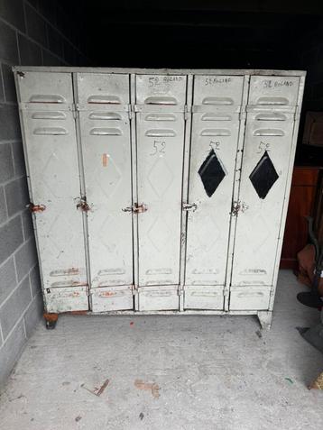 Vestiaire industriel 5 portes.  disponible aux enchères