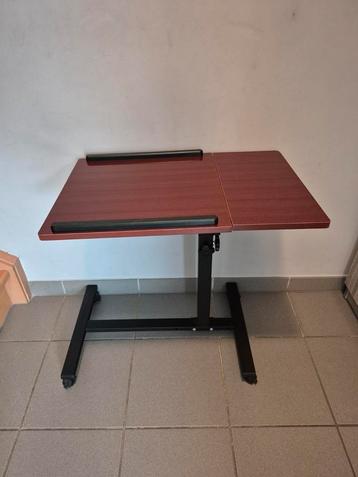 Desktop tafeltje beschikbaar voor biedingen