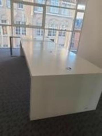 Vergadertafel beschikbaar voor biedingen