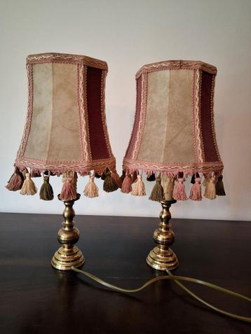 2 klassieke lampen met koperen voet beschikbaar voor biedingen