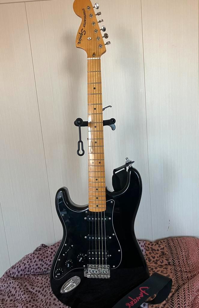 Squier Classic Vibe 70s strat HSS gaucher/gaucher/gaucher, Musique & Instruments, Instruments à corde | Guitares | Électriques
