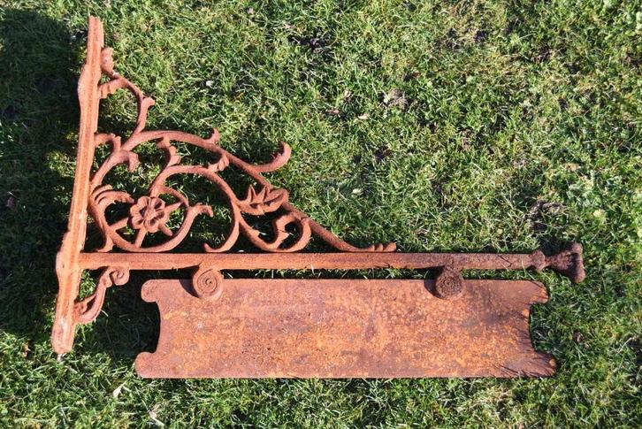 Gietijzeren bord op gietijzeren beugel (77 cm), Tuin en Terras, Tuinwanddecoratie, Zo goed als nieuw, Ophalen of Verzenden