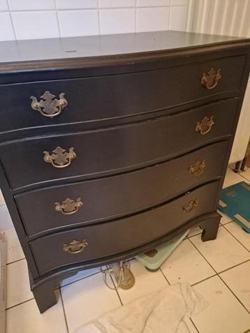 Heerlijk klein zwart dressoir met laden beschikbaar voor biedingen