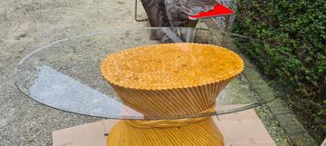 Eettafel met glazen blad en rotanvoet . Prijs ovt. beschikbaar voor biedingen