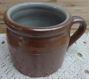 Franse brocante gres pot met oor beschikbaar voor biedingen