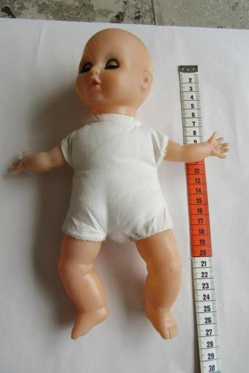 antiek plastieken pop en stoeltje beschikbaar voor biedingen