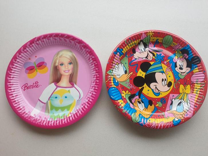 30 kartonnen borden Barbie en Mickey Mouse, Huis en Inrichting, Keuken | Servies, Nieuw, Bord(en), Ophalen of Verzenden