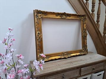 Grote goudkleurige lijst in barokstijl beschikbaar voor biedingen