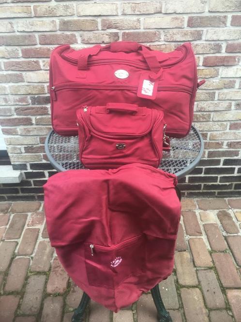 NIEUWE DRIEDELIGE SET REISTAS TRAVEL & PLEASURE, Handtassen en Accessoires, Tassen | Reistassen en Weekendtassen, Nieuw, Rood