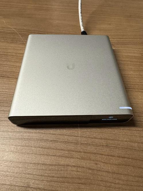 Ubiquiti UniFi CloudKey Gen2 Plus, Computers en Software, Netwerk switches, Zo goed als nieuw, Ophalen of Verzenden