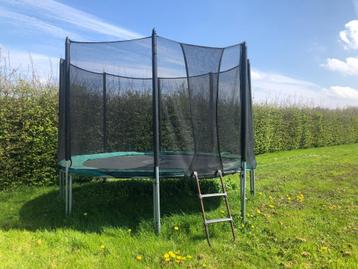 Trampoline disponible aux enchères